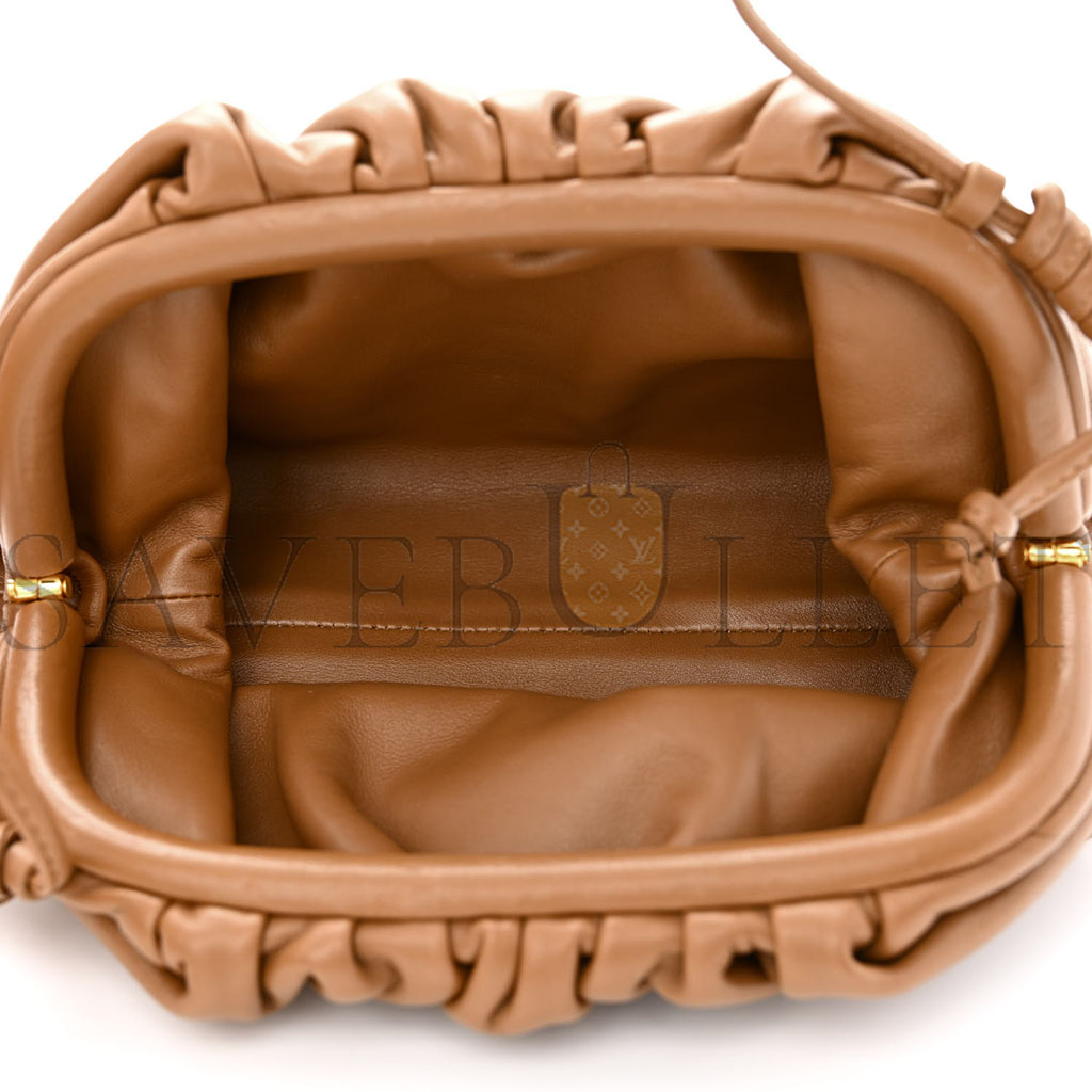 bo*te*ga Ve*ne*ta butter calfskin the mini pouch camel (22*11*6cm)