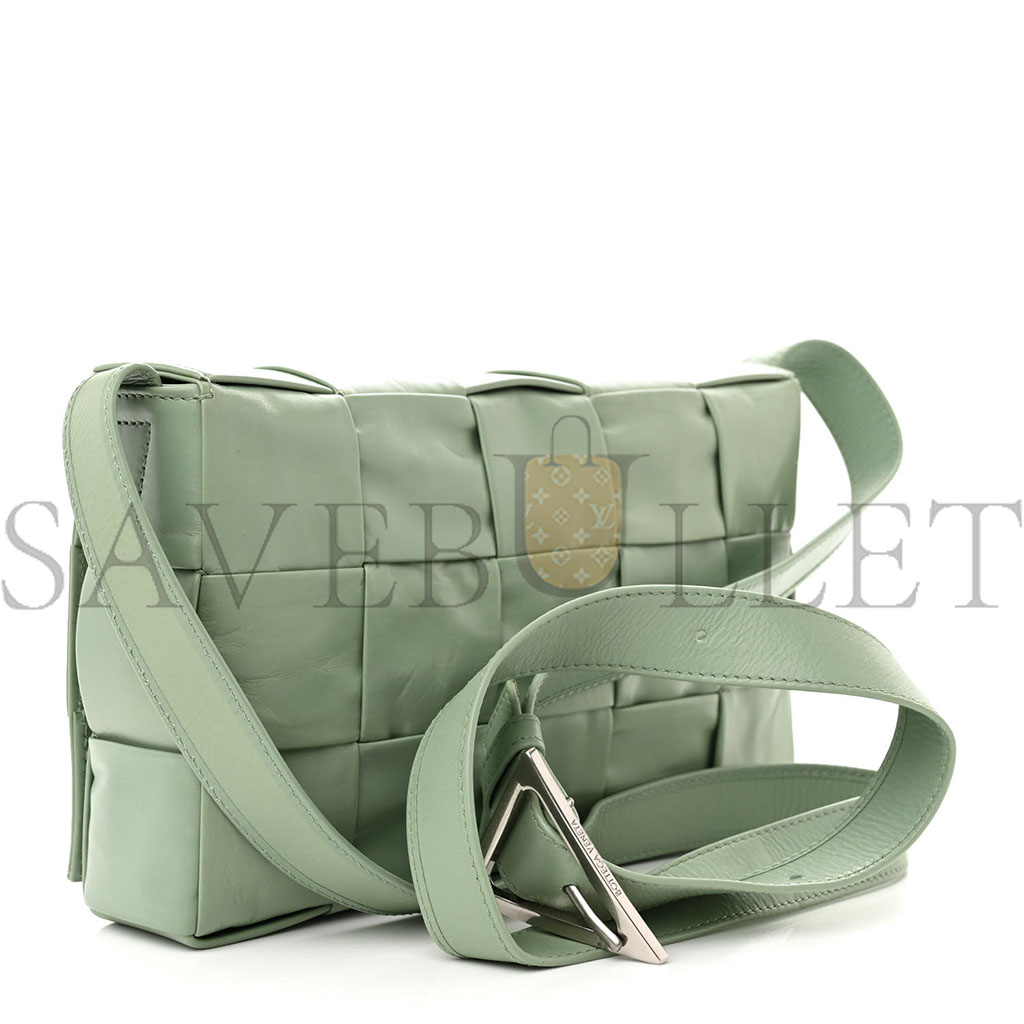 bo*te*ga Ve*ne*ta paper calfskin maxi intreccio cassette crossbody bag sage (23*15*5.5cm)