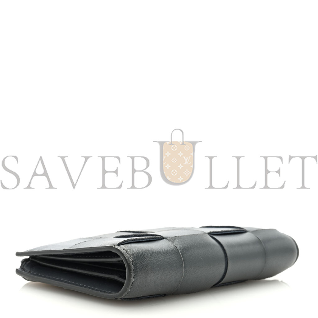 bo*te*ga Ve*ne*ta nappa maxi intrecciato medium cassette bifold zip wallet thunder (15*12*1cm)