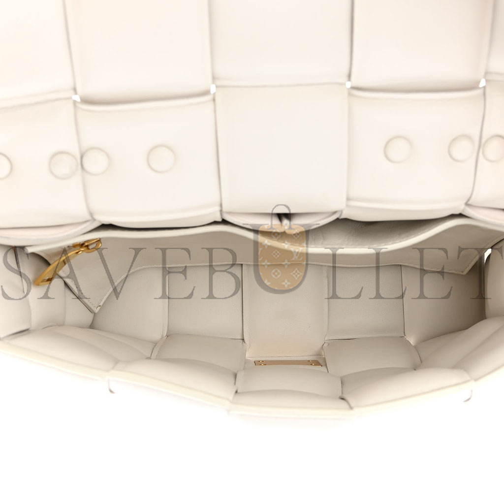 bo*te*ga Ve*ne*ta lambskin maxi intreccio padded chain cassette crossbody bag white (27*17*8cm)