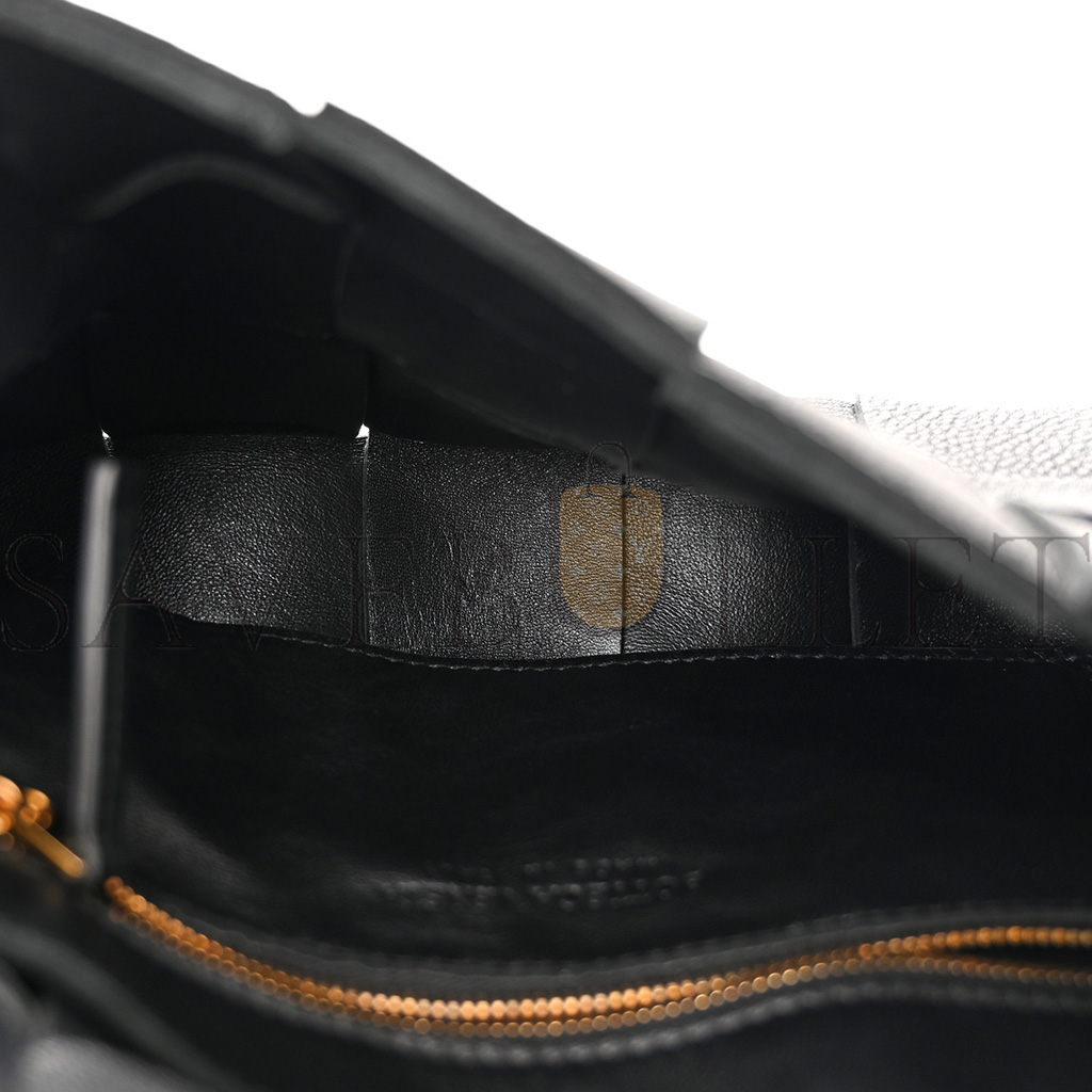 bo*te*ga Ve*ne*ta grained calfskin maxi intrecciato cassette crossbody bag black (23*15*5.5cm)