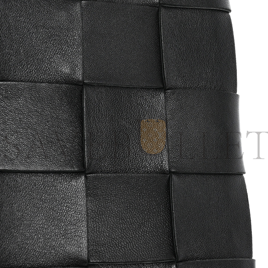 bo*te*ga Ve*ne*ta nappa maxi intrecciato cassette flat zip medium pouch black (28*20cm)