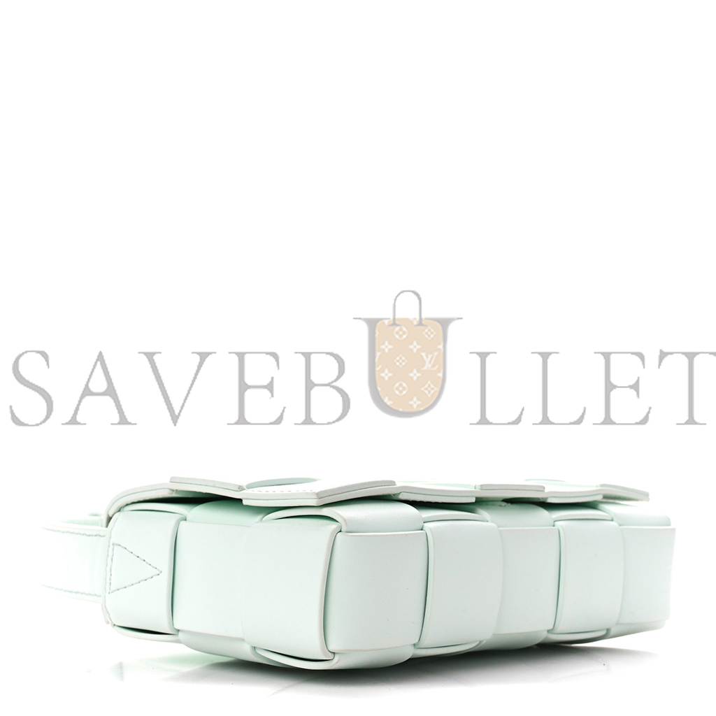 bo*te*ga Ve*ne*ta lambskin maxi intrecciato cassette crossbody bag glacier (19*12*4cm)