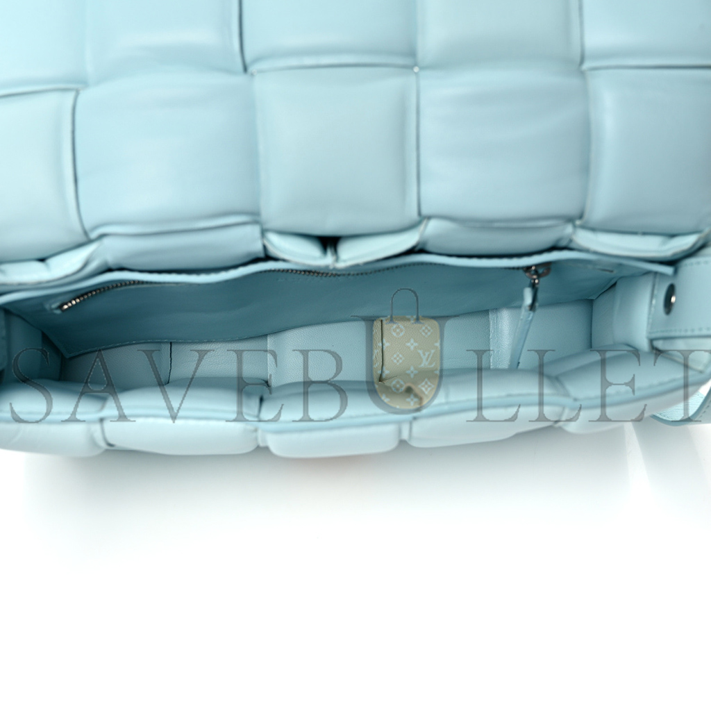 bo*te*ga Ve*ne*ta paper calfskin maxi intreccio padded cassette crossbody bag ice (26*18*8cm)