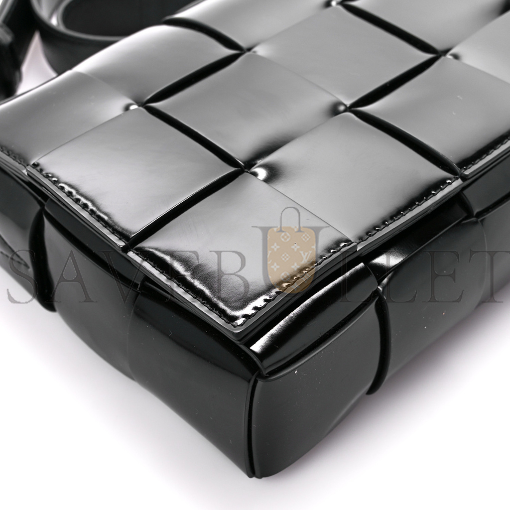 bo*te*ga Ve*ne*ta patent maxi intrecciato cassette crossbody bag black (22*15*4cm)
