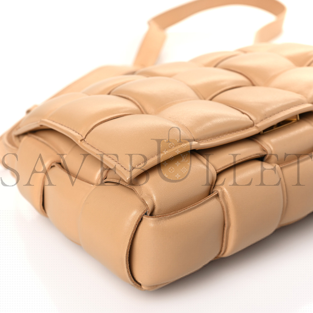 bo*te*ga Ve*ne*ta nappa maxi intrecciato padded cassette crossbody bag almond (26*18*8cm)