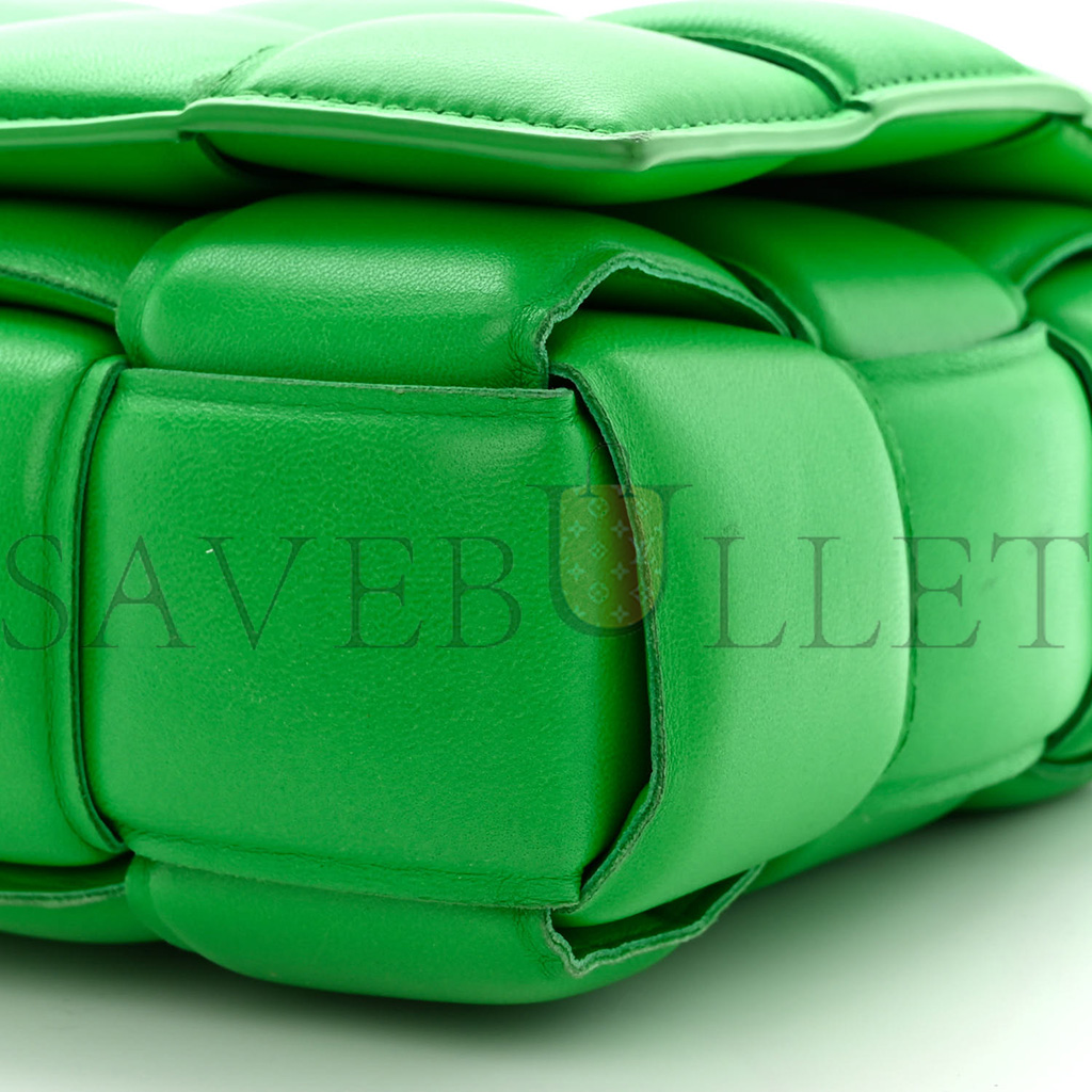 bo*te*ga Ve*ne*ta lambskin maxi intreccio padded chain cassette crossbody bag grass (25*16*6cm)