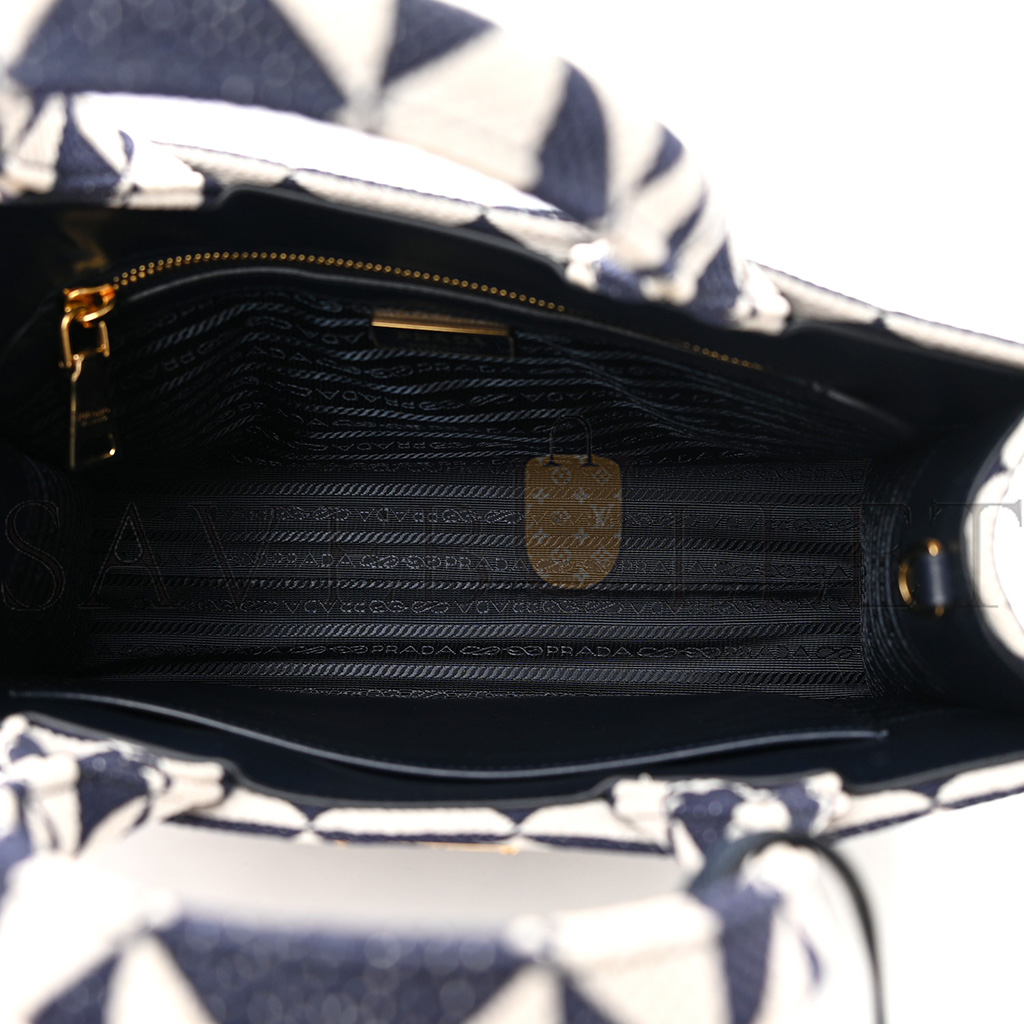 Pra*a jacquard saffiano triangolo symbole embroidered small tote baltico talco (29*22*9cm)