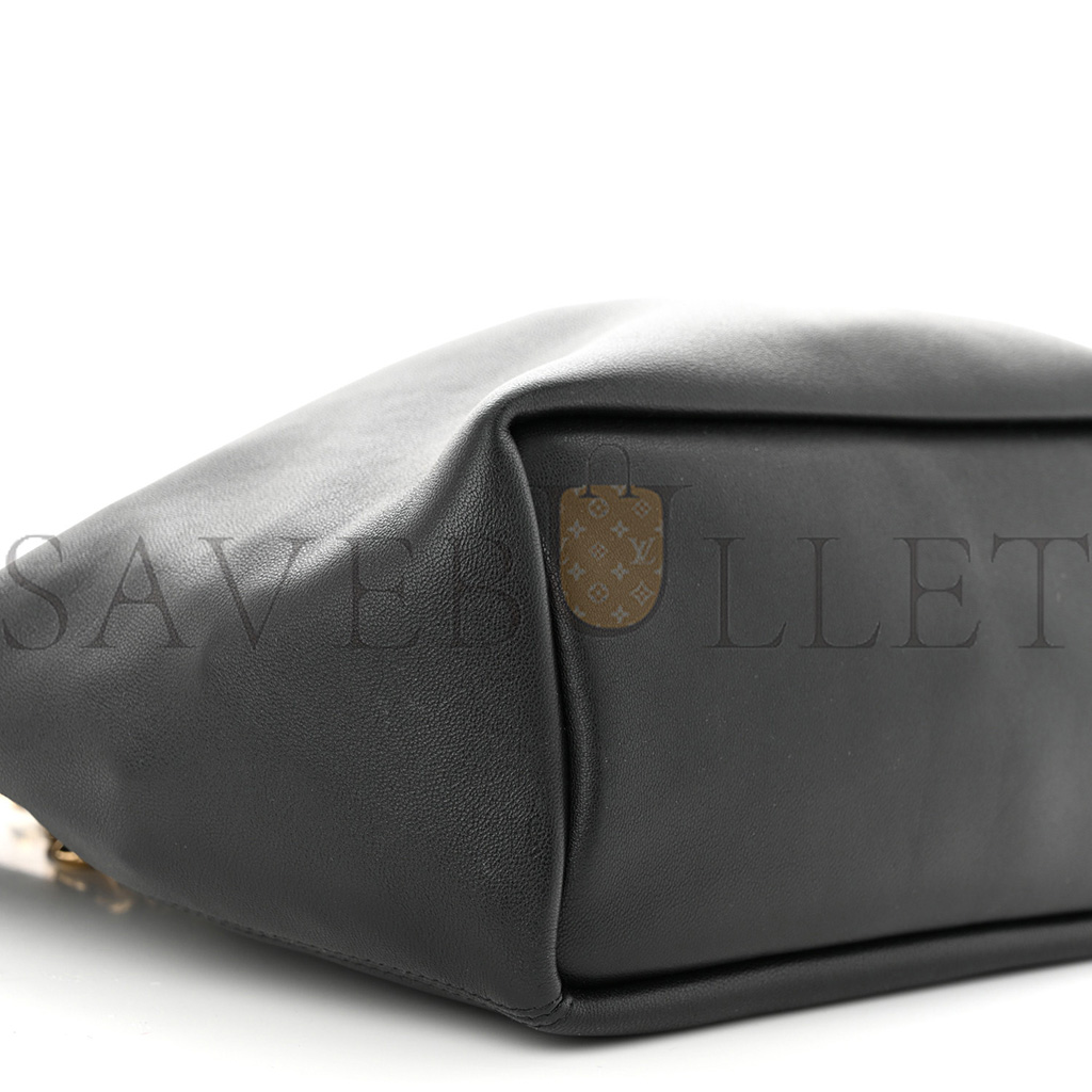 l*ew* nappa medium squeeze bag black (29*20*11cm)